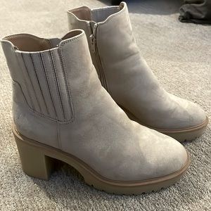 Universal Thread boots